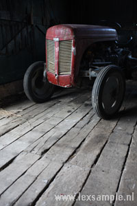 Oude machines in een van de schuren van de boerderij
