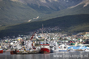 Zicht op Ushuaia vanaf het Beagle Kanaal