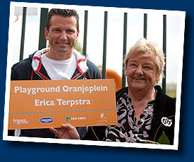 Richard Krajicek met Erica Terpstra bij de opening van een nieuw spelveld in de Haagse Schilderswijk